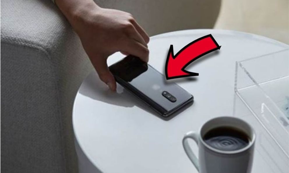 Đặt điện thoại xuống bàn nhớ úp màn hình, ai quen tay lật ngửa nhớ đổi ngay